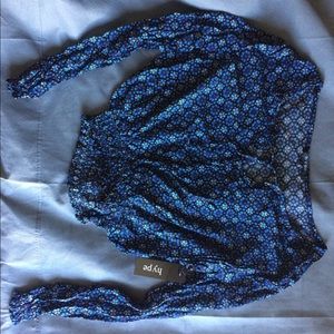 NWT Beautiful light top Large Blue Sleeve Pattern